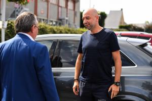 Lopez au bord de sa voiture