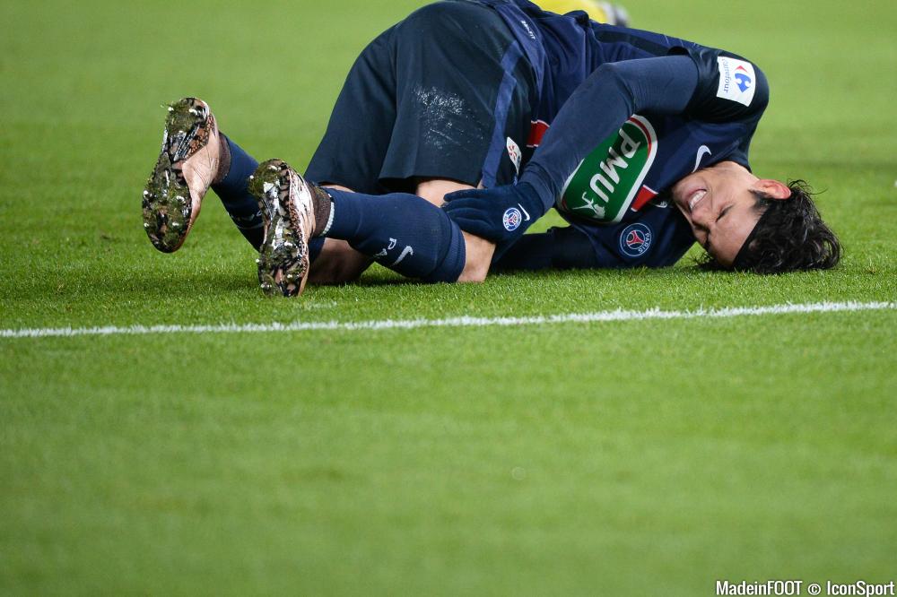 Edinson Cavani souffre du mollet.
