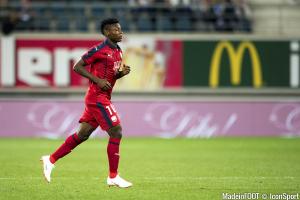 Samuel Kalu devrait débuter sur l'aile droite.