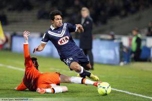 Benoît Trémoulinas à la lutte avec Corgnet lors d'une rencontre de championnat face à Lorient en 2013