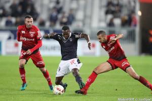 Maxime Poudjé à la lutte avec Chafik lors du match de Ligue 1 Bordeaux - Dijon en 2016