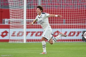 Hwang a inscrit un doublé avec la Corée du Sud.
