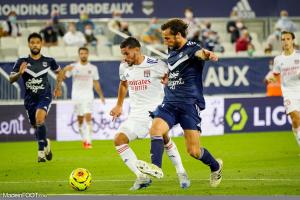 Paul Baysse, le défenseur central du FC Girondins de Bordeaux, ici au duel avec Houssem Aouar (OL).