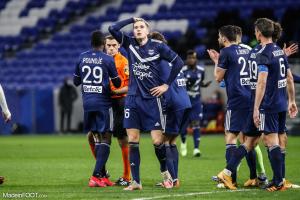 Joueurs de Bordeaux proche de l'arbitre