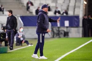Gasset au bord du terrain