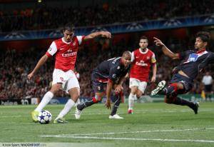 Marouane Chamakh, ici sous les couleurs d'Arsenal, va se relancer à Cardiff City (Championship).