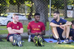 Maxime Gonalons, ici en discussions avec les recrues romaines Veretout et Diawara.